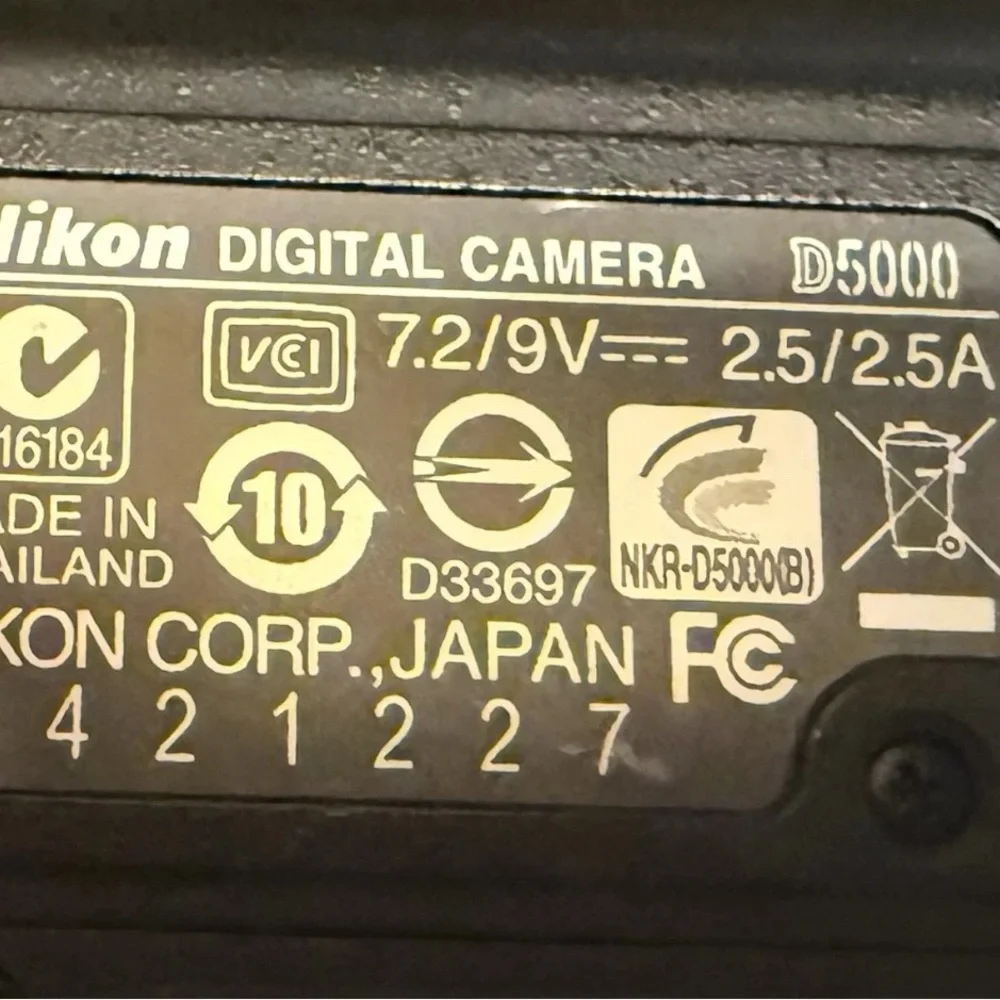 Nikon D5000 Digital Camera w/ case, battery & charger + bonus lens.